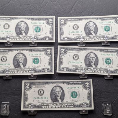 Sale Photo Thumbnail #284: (5) 1976 US $2 Federal Reserve Notes - Sequential Run, Issued in Virginia