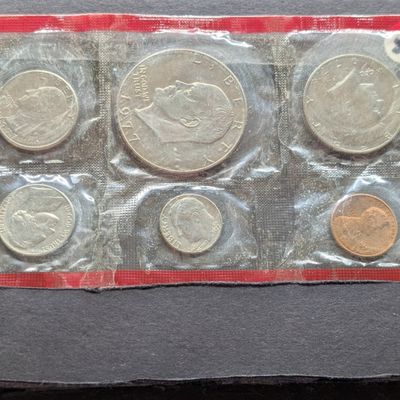 Sale Photo Thumbnail #108: 1977-D Only U.S. Uncirculated Mint Set, No Envelope