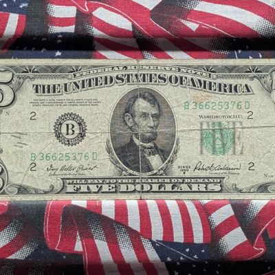 Sale Photo Thumbnail #104: 1950-B $5 U.S. Federal Reserve Note