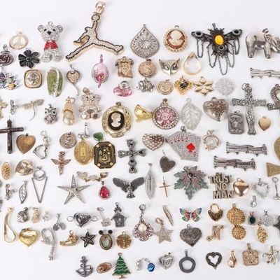 Sale Photo Thumbnail #2: 1.5 LB ASSORTED WOMENS & MENS PENDANT LOT
