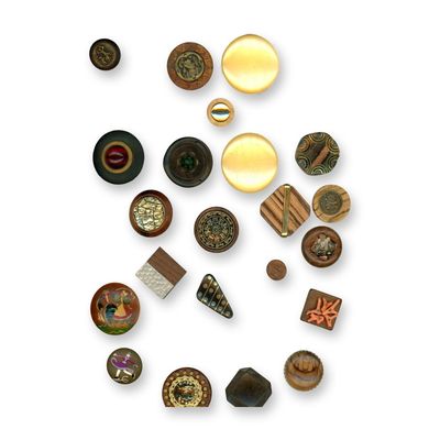Sale Photo Thumbnail #387: 1 CARD OF ASSORTED WOOD BUTTONS