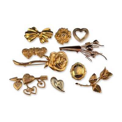 Sale Photo Thumbnail #370: 10pc Collection of Vintage Romantic and Floral Gold-Tone Brooches