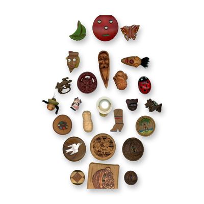 Sale Photo Thumbnail #177: 1 CARD OF ASSORTED WOOD BUTTONS