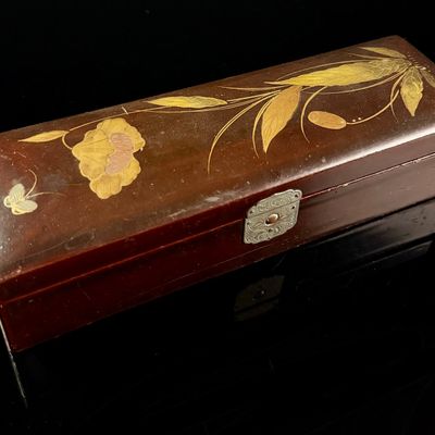 Sale Photo Thumbnail #113: Japanese Meiji Period Maki-e Lacquer Rectangular Box with Floral and Butterfly Decoration