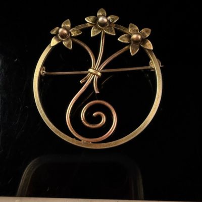 Kreisler Gold Toned Stylized Floral Circle Brooch