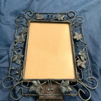Vintage Metal Ivy Leaf Scroll Picture Frame Easel Stand Garden Cottage Decor