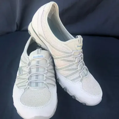 Skechers Women’s Active Slip On Sneakers White Gray SN 21159 Size 8.5 w/ Box