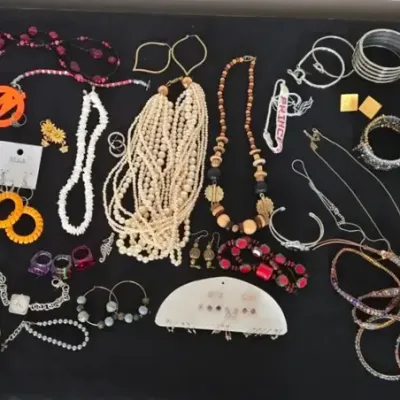 Costume Jewelry - Lot 1 (K-1)