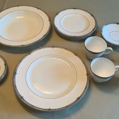 Wedgewood Amherst Bone China Place Setting For Four 