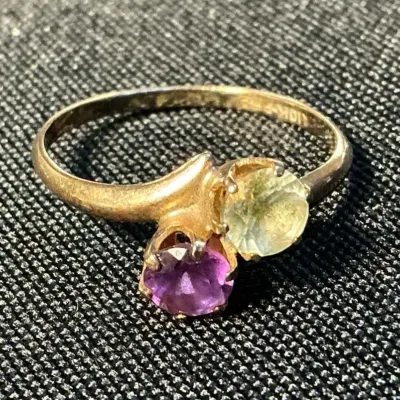 10k Gold Plumb Peridot & Amethyst Ring (Size 7.5) (1.62 Grams)