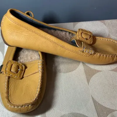 UGGS Leather Moccasin Loafers 9.5
