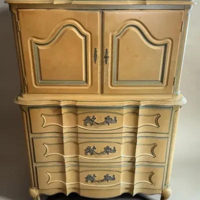 Vintage French Provincial Style Dresser (20 x 40 x 54)