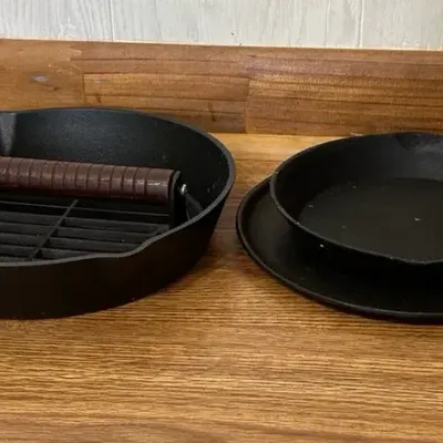 4-Piece Cast Iron Cookware Lot - Skillets, Griddle & Bacon Press