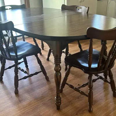 Expandable Dark Wood Dining Table With 4 Windsor-Style Chairs & 2 Leaves
