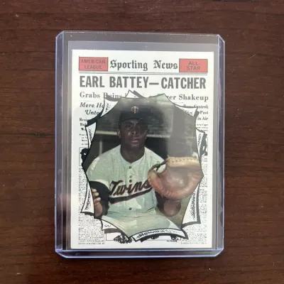1961 'High Number' Topps Baseball Card. Earl Battey All Star. Card #582