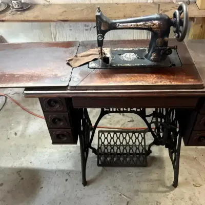 Antique Singer Sphinx Treadle Sewing Machine With Oak Cabinet