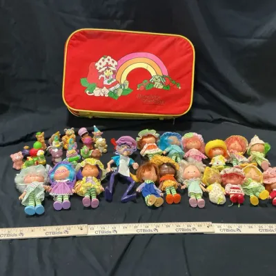 1980 Strawberry Shortcake Luggage Suitcase With Collection Of 1980s Kenner Dolls, Pets, And Miniatur