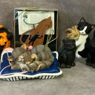 Lot of Assorted Cat Figurines 