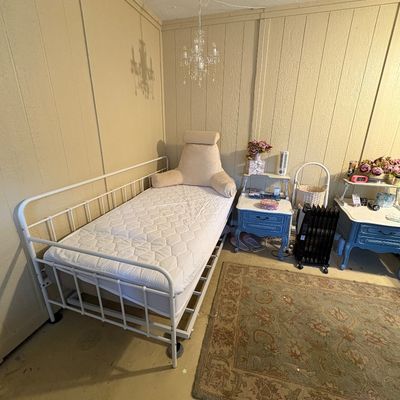 Twin Wrought Iron Day Bed with trundle