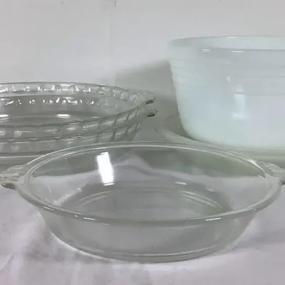 (5) Vintage Pyrex Dishes 