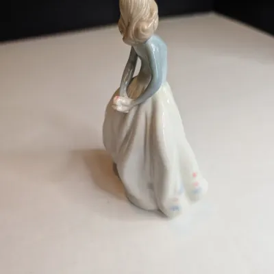 Lady Porcelain Figurine Blue & White Dress 5 1/2" Tall Unmarked No Box #84