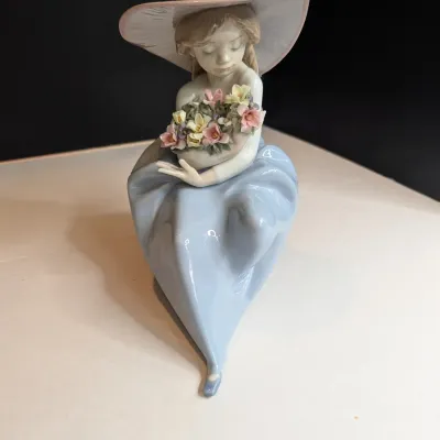 1992 Lladro Figurine "Fragrant Bouquet" #5682 Stands 8" Tall x 6" Wide No Box #73