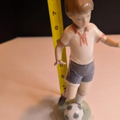 1995 Lladro Figurine #6198 "Soccer Practice" Stands 8 3/4" Tall No Box #40