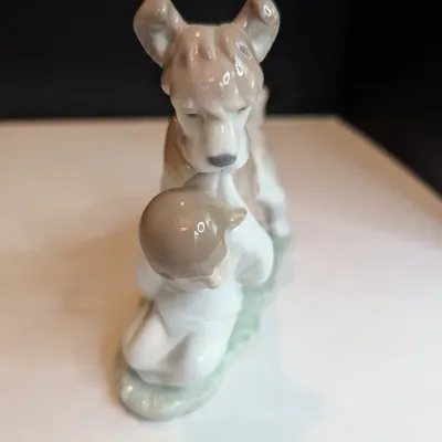 1998 Lladro Figurine "Safe & Sound" #6556 Stands 5 3/4" x 6" Long #50