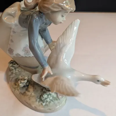 1989 Lladro Figurine #5553 "Wild Goose Chase" Stands 6" Tall x 7 3/4" Long No Box #41