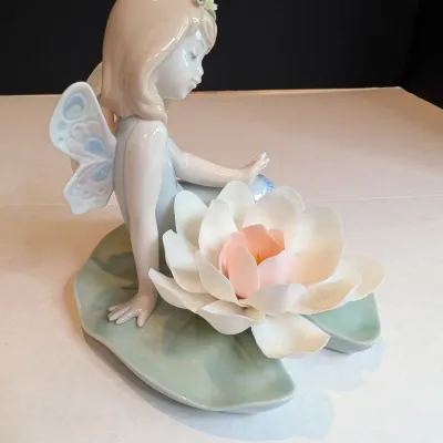 2000 Lladro Figurine "Lily-pad Love Angel" #6645 Stands 5 1/4" Tall x 6" Wide #51