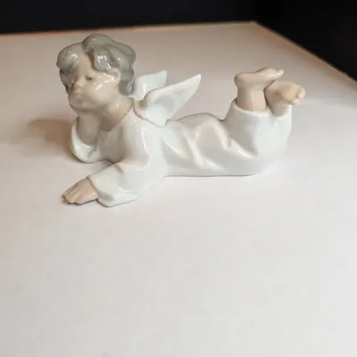 1990 Lladro Figurine "Angel Laying Down" #0541 Stands 3" Tall x 5 1/4" Long No Box #42