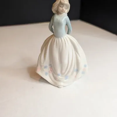 Lady Porcelain Figurine Blue & White Dress 5 1/2" Tall Unmarked No Box #84