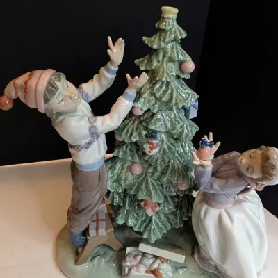 1992 Lladro Figurine "Christmas Tree Trimming" #5897 Stands 12 1/2" x 11" Wide No Box & Damaged #48