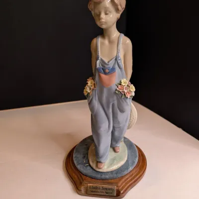 1997 Collectors Society Lladro Figurine "Pocket Full Of Wishes" #7650 Stands 10" Tall No Box #60