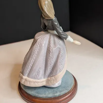 1984 Lladro Figurine "Angela" #5211 8 1/2" Tall No box & Missing Parasol #84