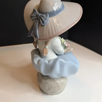 1992 Lladro Figurine "Fragrant Bouquet" #5682 Stands 8" Tall x 6" Wide No Box #73