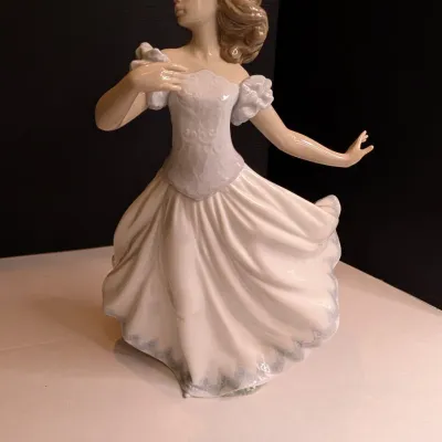 2000 Lladro Figurine "Sweet Sixteen" #6687 Stands 13" Tall #75