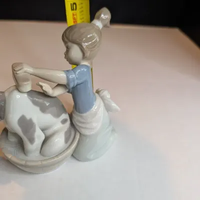 1987 Lladro Figurine "Bashful Bather" #5455 Stands 4 3/4" Tall x 5 1/5" Long No Box #47