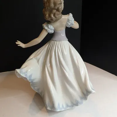 2000 Lladro Figurine "Sweet Sixteen" #6687 Stands 13" Tall #75