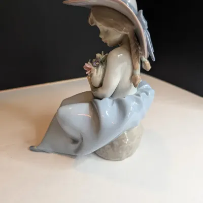 1992 Lladro Figurine "Fragrant Bouquet" #5682 Stands 8" Tall x 6" Wide No Box #73