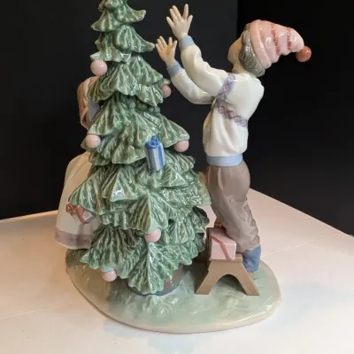 1992 Lladro Figurine "Christmas Tree Trimming" #5897 Stands 12 1/2" x 11" Wide No Box & Damaged #48