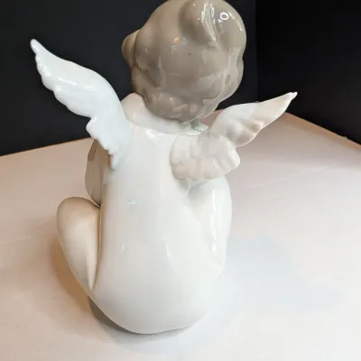 1997 Lladro Figurine " Angel Dreaming" #4961 Stands 6 1/3" Tall x 5 3/4" Wide No Box #44
