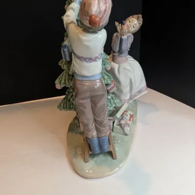 1992 Lladro Figurine "Christmas Tree Trimming" #5897 Stands 12 1/2" x 11" Wide No Box & Damaged #48