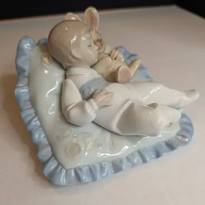 2001 Lladro Figurine "Taking A Snooze" Baby Sleeping On A Pillow #6791 No Box #70