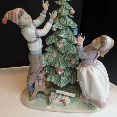1992 Lladro Figurine "Christmas Tree Trimming" #5897 Stands 12 1/2" x 11" Wide No Box & Damaged #48