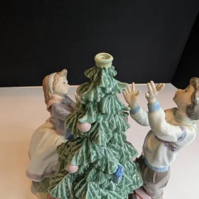 1992 Lladro Figurine "Christmas Tree Trimming" #5897 Stands 12 1/2" x 11" Wide No Box & Damaged #48
