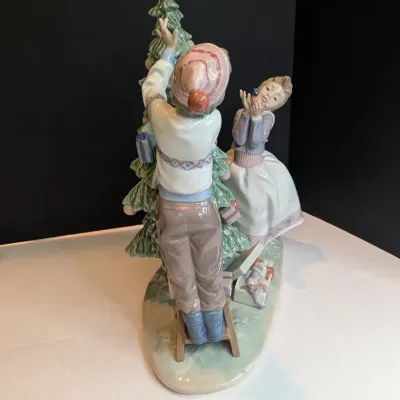 1992 Lladro Figurine "Christmas Tree Trimming" #5897 Stands 12 1/2" x 11" Wide No Box & Damaged #48