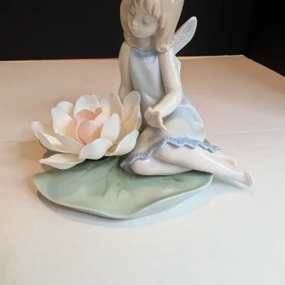 2000 Lladro Figurine "Lily-pad Love Angel" #6645 Stands 5 1/4" Tall x 6" Wide #51
