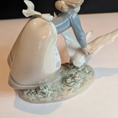 1989 Lladro Figurine #5553 "Wild Goose Chase" Stands 6" Tall x 7 3/4" Long No Box #41