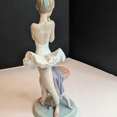 1995 Lladro Event Figurine "For A Perfect Performance" #7641 Stands 10 1/4" Tall x 4 3/4" Wide #55